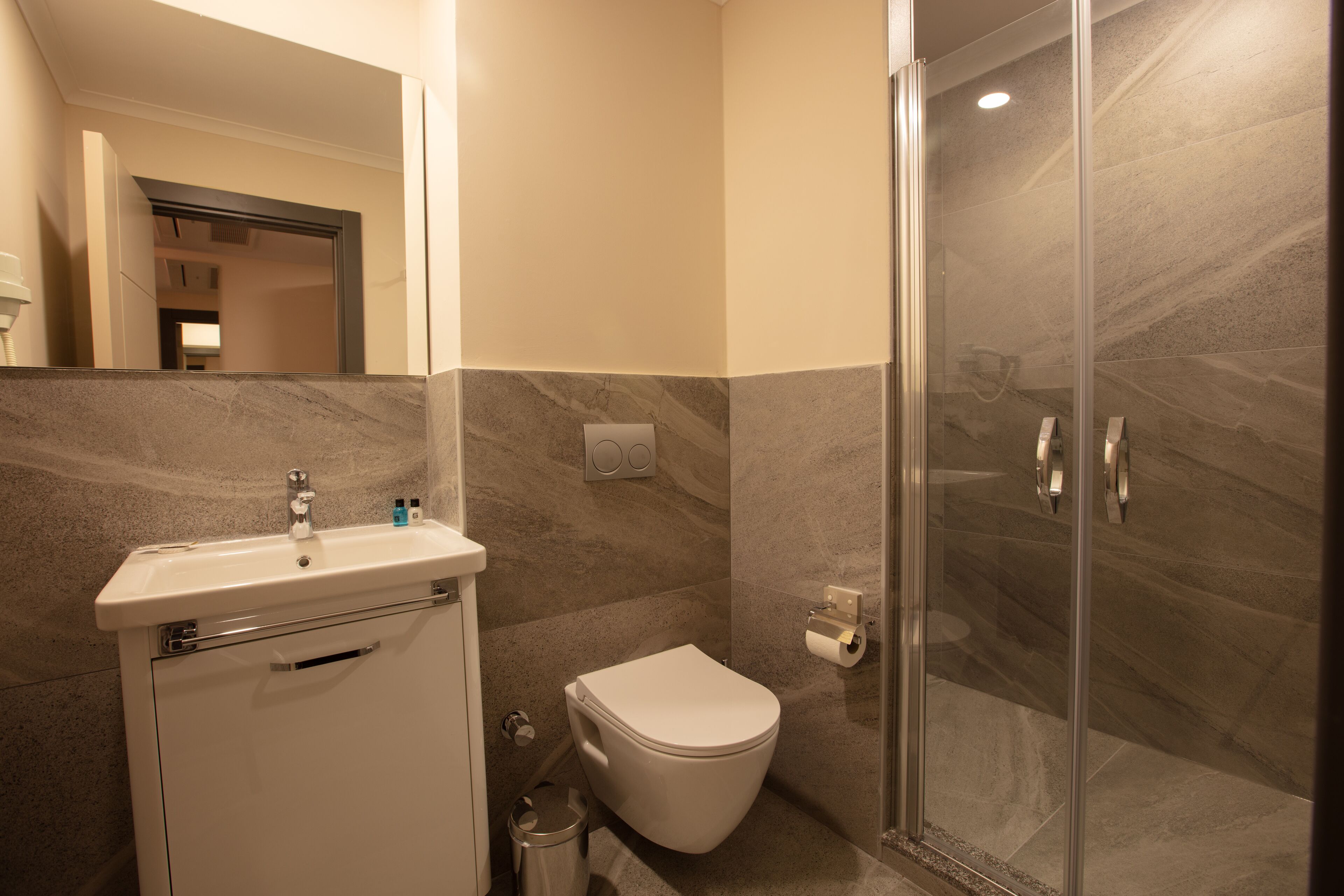 standard room | bathroom | shower, eco-friendly toiletries, hair dryer, slippers