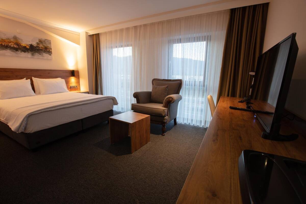 deluxe room | minibar, in-room safe, desk, laptop workspace