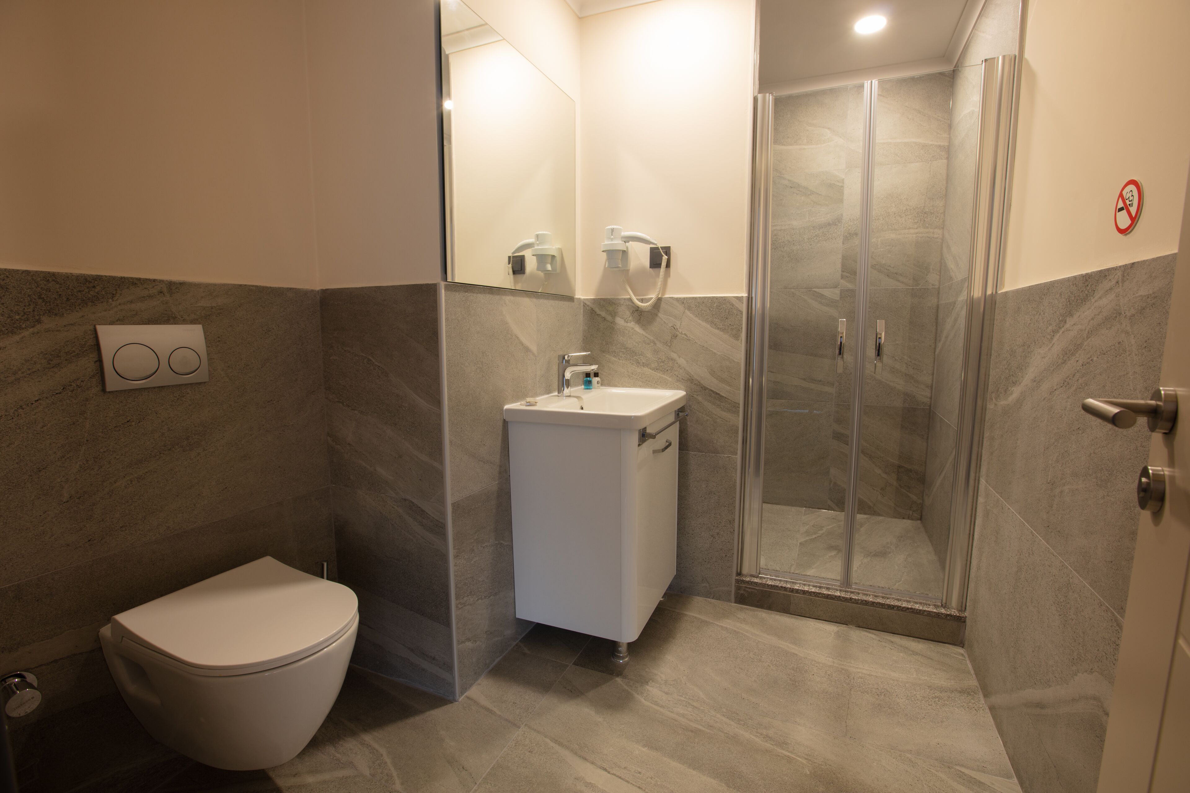 deluxe room | bathroom | shower, eco-friendly toiletries, hair dryer, slippers