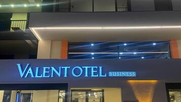 Un bâtiment moderne sur lequel on peut lire l’inscription « Valentotel Business ».
