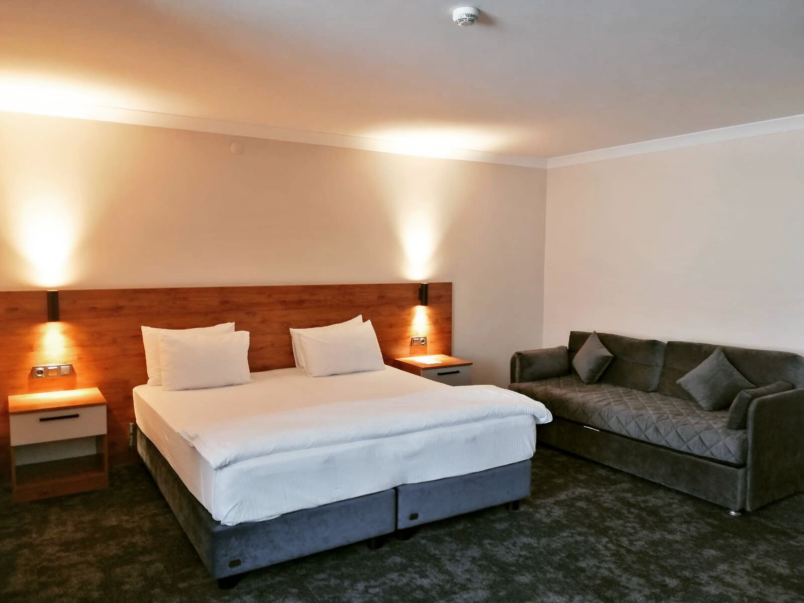 deluxe room | minibar, in-room safe, desk, laptop workspace