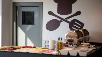 Un buffet con diversi cibi e una macchina per il caffè.