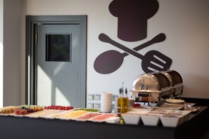 Free daily buffet breakfast  - Valent Otel Business (Edremit)
