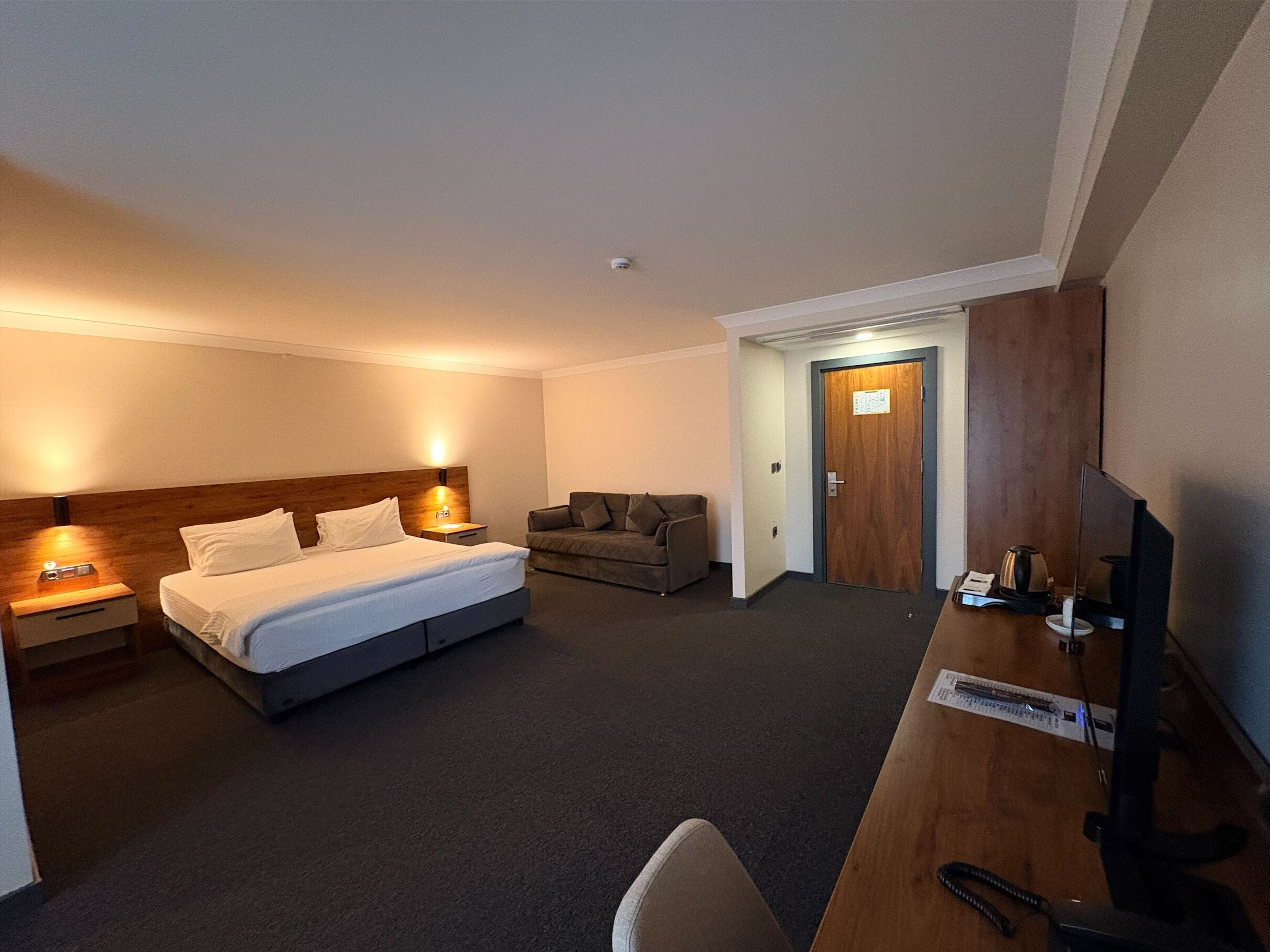 豪華客房 | 迷你吧、客房內保險箱、書桌、筆電工作空間