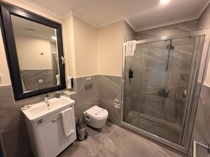 Deluxe Room | Bathroom | Shower, eco-friendly toiletries, hair dryer, slippers - Valent Otel Business (Edremit)