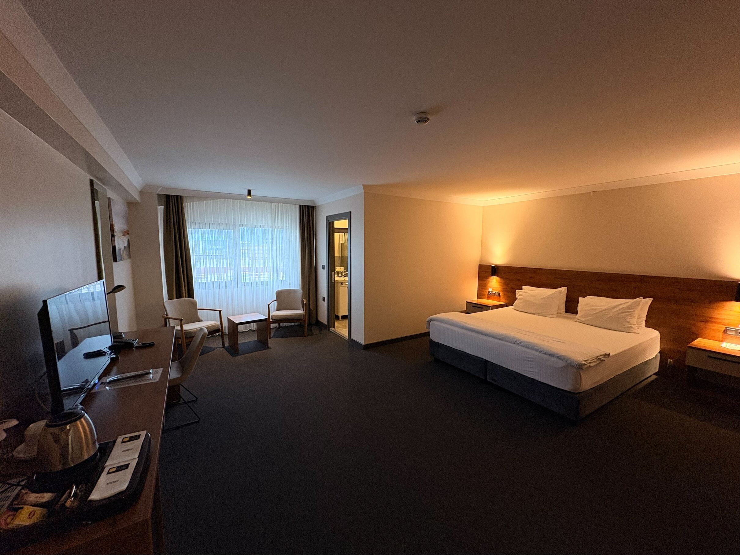 Rom – deluxe | Minibar, safe på rommet, skrivebord og skrivebord for bærbar PC