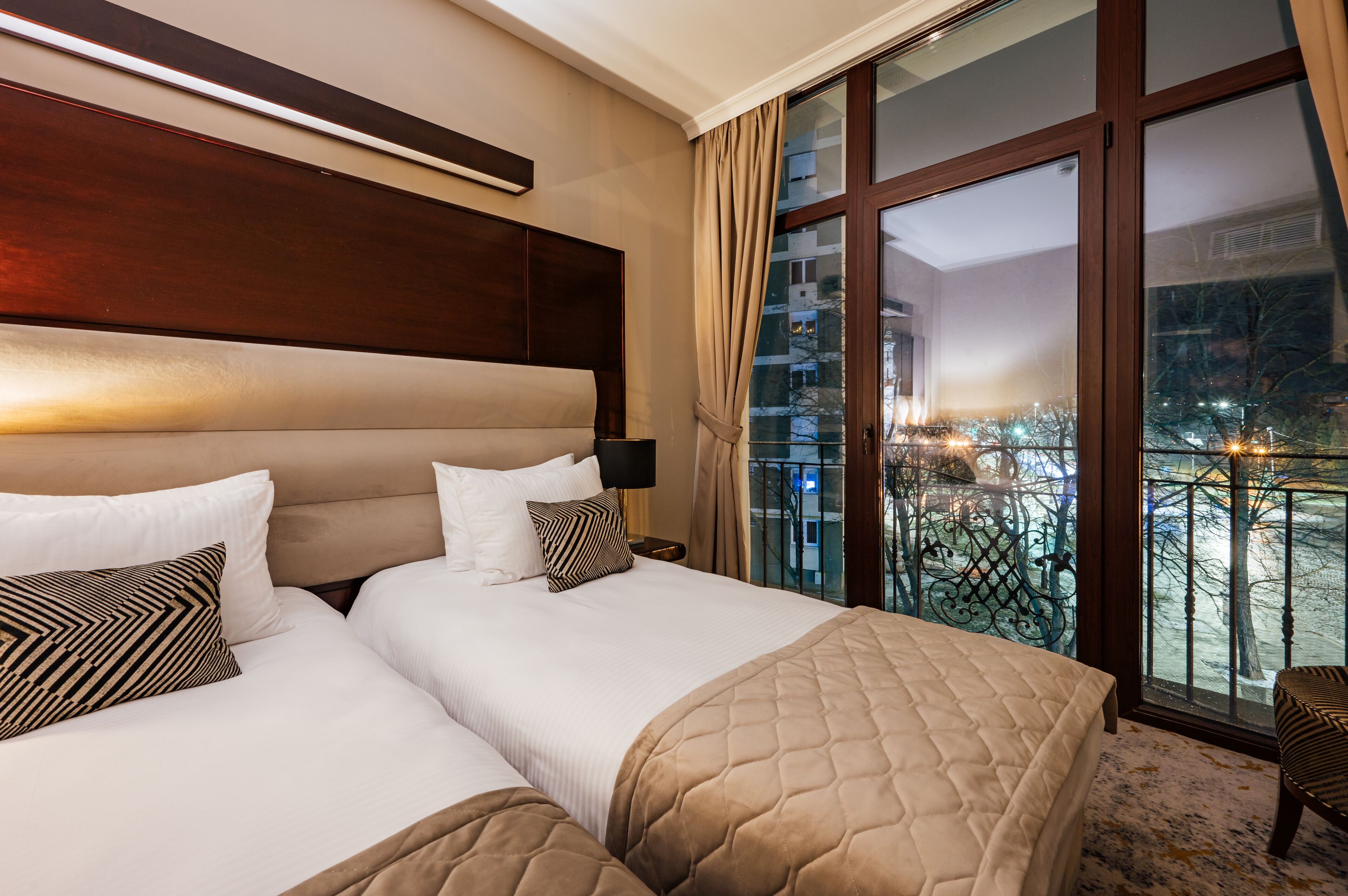 Standard Twin Room | Minibar, in-room safe, desk, laptop workspace