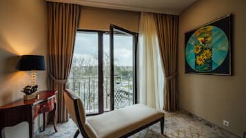 Family Room | Minibar, in-room safe, desk, laptop workspace