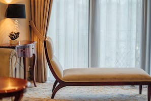Family Room | Minibar, in-room safe, desk, laptop workspace