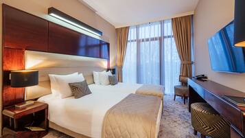 Standard Twin Room | Minibar, in-room safe, desk, laptop workspace