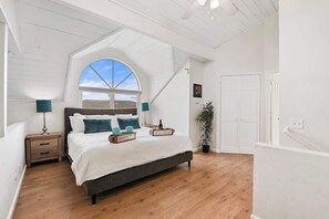 4 bedrooms, memory-foam beds, iron/ironing board, WiFi - MB HUGE HOUSE! Guesthouse, & Garage (San Diego)