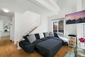 Flat-screen TV, offices - MB HUGE HOUSE! Guesthouse, & Garage (San Diego)