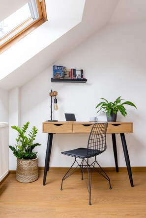 Habitació triple clàssica | Escriptori i espai de treball apte per a portàtils 