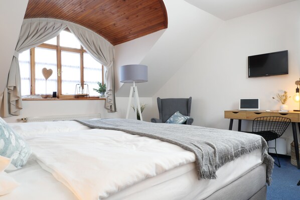 Grand-værelse med dobbeltseng eller 2 enkeltsenge | Skrivebord, arbejdsområde til bærbare computere, lydisolering