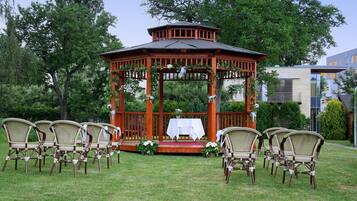 مقصورة في الحديقة