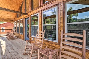 Terrace/patio - Hot Tub, Game Room, Decks: Cabin in Gatlinburg (Gatlinburg)