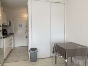 Kühlschrank, Mikrowelle, Herdplatte, Wasserkocher mit Kaffee-/Teezubehör