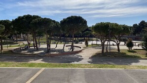 A park with trees, benches, and a paved area. - Studio 1st floor with wifi, park view (Balaruc-les-Bains)