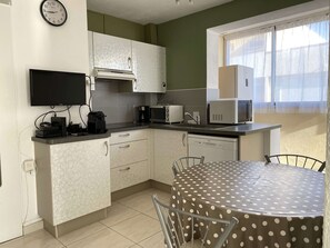 Een koelkast, een magnetron, een oven, een kookplaat