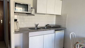 Coffee/tea maker, fridge, microwave, oven - Cozy Studio Near Thermal Baths with Balcony, A/C, and Modern Amenities (Balaruc-les-Bains)