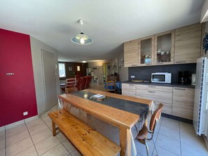 Interior - Modern Beachside Retreat: 3-Bed, 1-Bath, Terrace, BBQ, Parking, WiFi + Pet-Friendly (Saint-Hilaire-de-Riez)