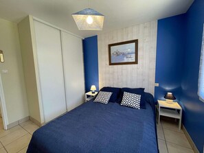 3 bedrooms - Modern Beachside Retreat: 3-Bed, 1-Bath, Terrace, BBQ, Parking, WiFi + Pet-Friendly (Saint-Hilaire-de-Riez)