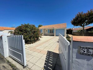 Property grounds - Modern Beachside Retreat: 3-Bed, 1-Bath, Terrace, BBQ, Parking, WiFi + Pet-Friendly (Saint-Hilaire-de-Riez)