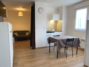 Dining - Renovated Studio w/ Balcony, Internet, Washer, Near Shops, Balaruc-les-Bains (Balaruc-les-Bains)