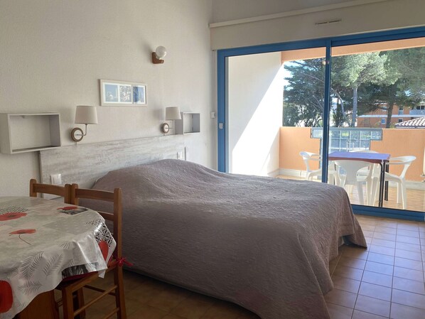 Room - Charming Studio with Terrace, Parking, 15min Walk to Thermal Baths (Balaruc-les-Bains)