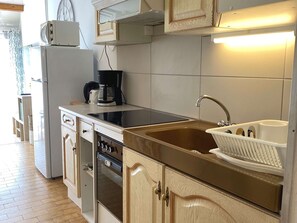 Fridge, microwave, oven, stovetop - Cozy T1 Apartment with Private Garage Near Thermal Baths in Balaruc-les-Bains (Balaruc-les-Bains)