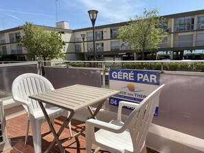 Outdoor dining - Cozy T1 Apartment with Private Garage Near Thermal Baths in Balaruc-les-Bains (Balaruc-les-Bains)