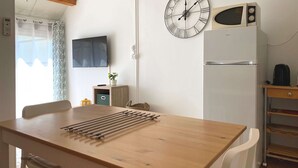 Coffee/tea maker, fridge, microwave, oven