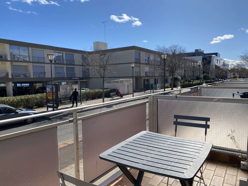 Charming T1 in Balaruc-les-Bains with Terrace & A/C, South-Facing, Fully Equipped