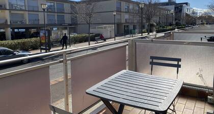 Charming T1 in Balaruc-les-Bains with Terrace & A/C, South-Facing, Fully Equipped