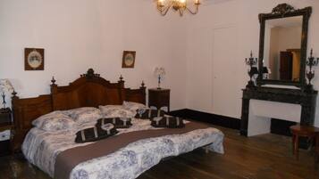 6 habitaciones, tabla de planchar con plancha, wifi y ropa de cama