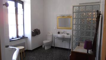 Ensemble douche/baignoire, serviettes fournies, savon, papier toilette