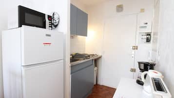 Een koelkast, een microgolfoven, een kookplaat, een vaatwasser