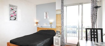 Charming Renovated Studio for 2 with Balcony, WiFi, A/C, Dishwasher, Near Balaruc-les-Bains Spa