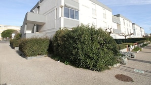 A modern building with a flat roof and large windows, surrounded by well-maintained hedges. - Air-conditioned studio with WIFI in Balaruc-les-Bains (Balaruc-les-Bains)