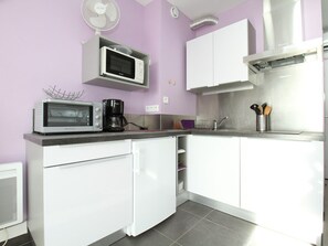 Kjøleskap, mikrobølgeovn, kokeplater og kaffetrakter/tekoker