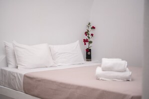 IATIS ART | 1 bedroom, premium bedding, soundproofing, iron/ironing board - Iatis View Collection - Adults Only (Santorini)