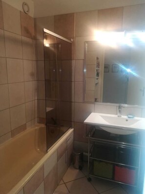 Bathtub, hair dryer, towels, soap - Very nice apartment with parking (Montpellier)
