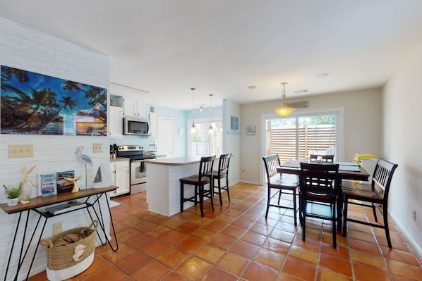 Dining - Tipsea Toes - Private Home w/Backyard Oasis - Pool, Deck, Fire Pit, Close to Beach (Carolina Beach)