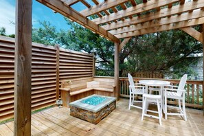 Outdoor dining - Tipsea Toes - Private Home w/Backyard Oasis - Pool, Deck, Fire Pit, Close to Beach (Carolina Beach)