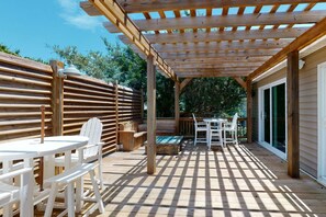 Outdoor dining - Tipsea Toes - Private Home w/Backyard Oasis - Pool, Deck, Fire Pit, Close to Beach (Carolina Beach)