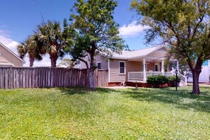 Exterior - Tipsea Toes - Private Home w/Backyard Oasis - Pool, Deck, Fire Pit, Close to Beach (Carolina Beach)