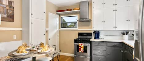 Een koelkast, een microgolfoven, een oven, een kookplaat