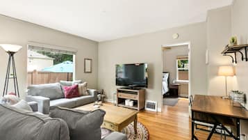 Smart TV, Netflix, Hulu, streaming services