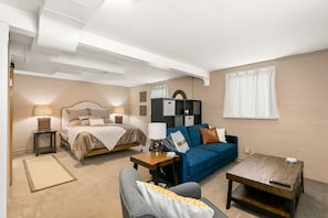 Iron/ironing board, free WiFi, bed sheets - CUTE Studio | Newly Remodeled | Blocks To Downtown (Boise)