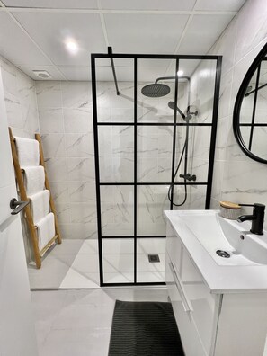 Douche, séchoir à cheveux, serviettes fournies